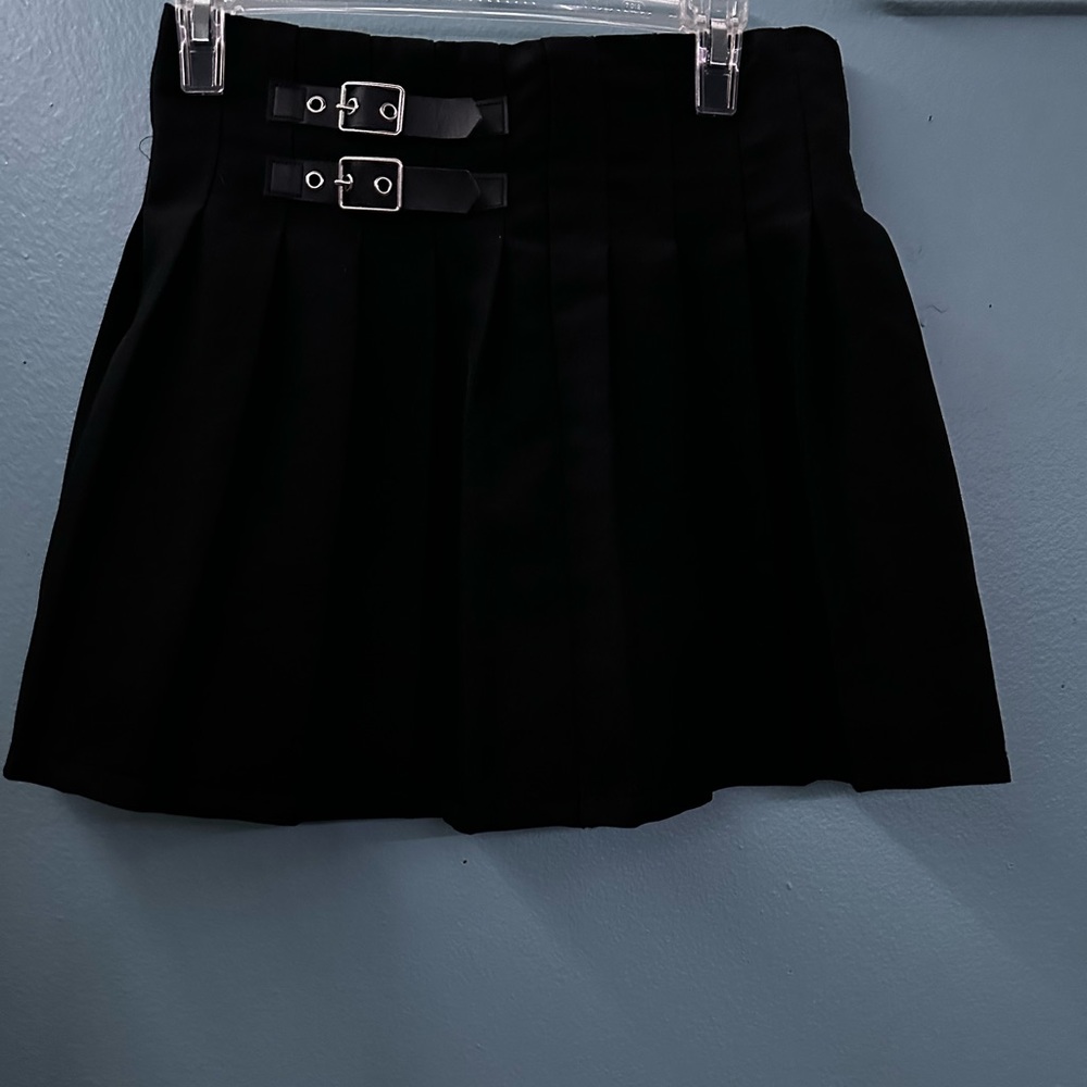 Black pleated mini skirt